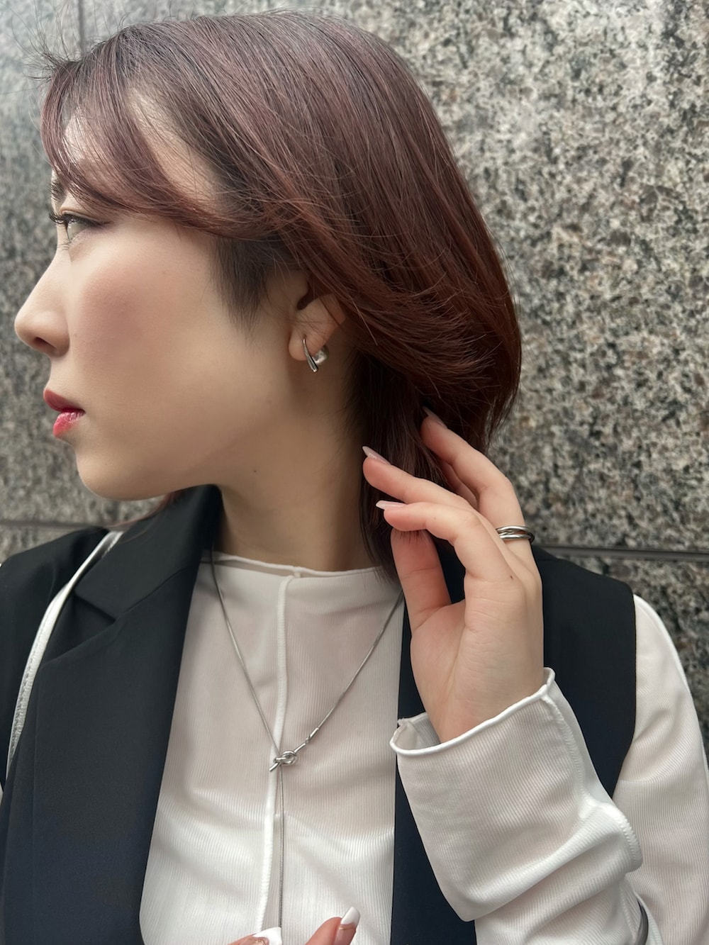 ホワイト系のカーゴパンツ、ホワイト系のシューズ、ホワイト系のトップスを着用したレディースの春コーディネートの3枚目の写真