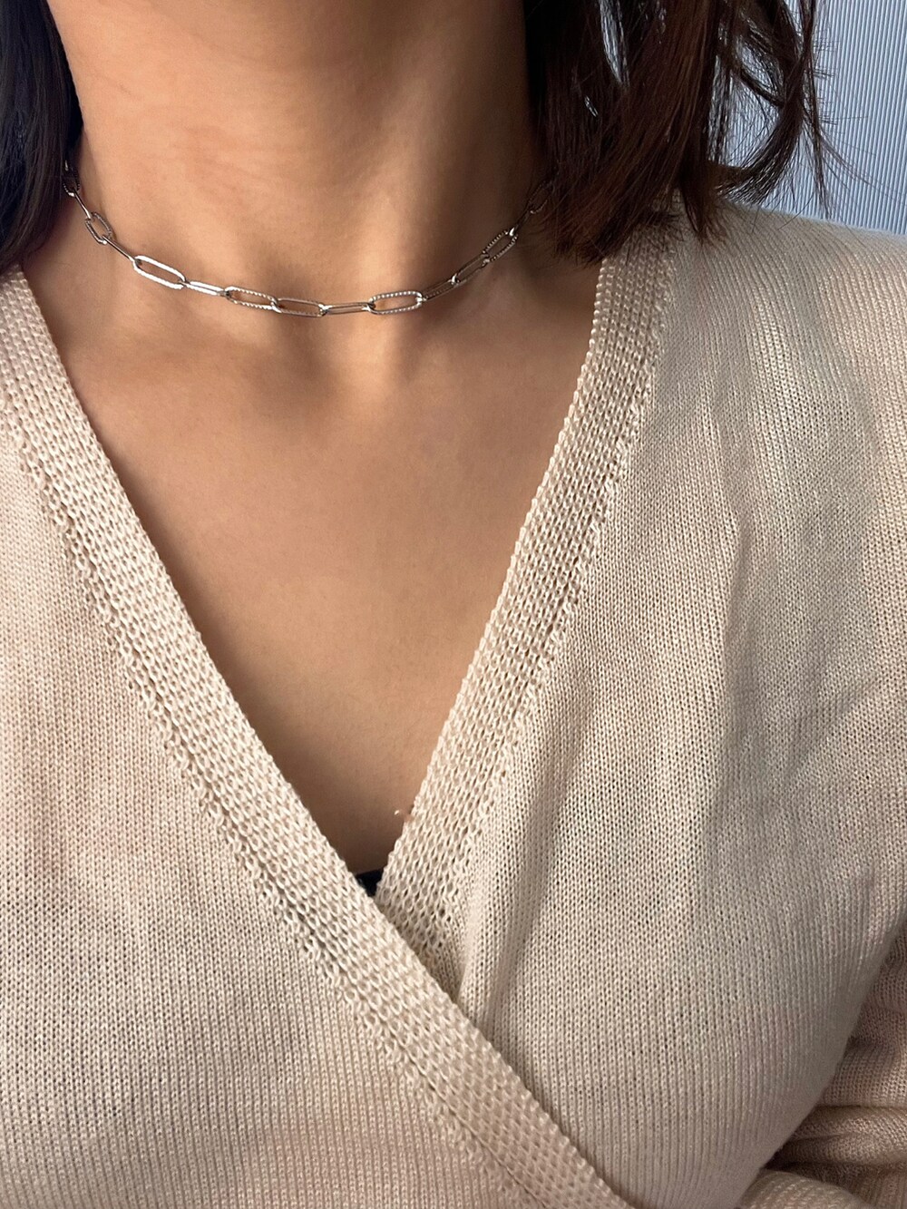 ゴールド系のネックレス、ホワイト系のその他を着用したレディースの秋コーディネートの2枚目の写真