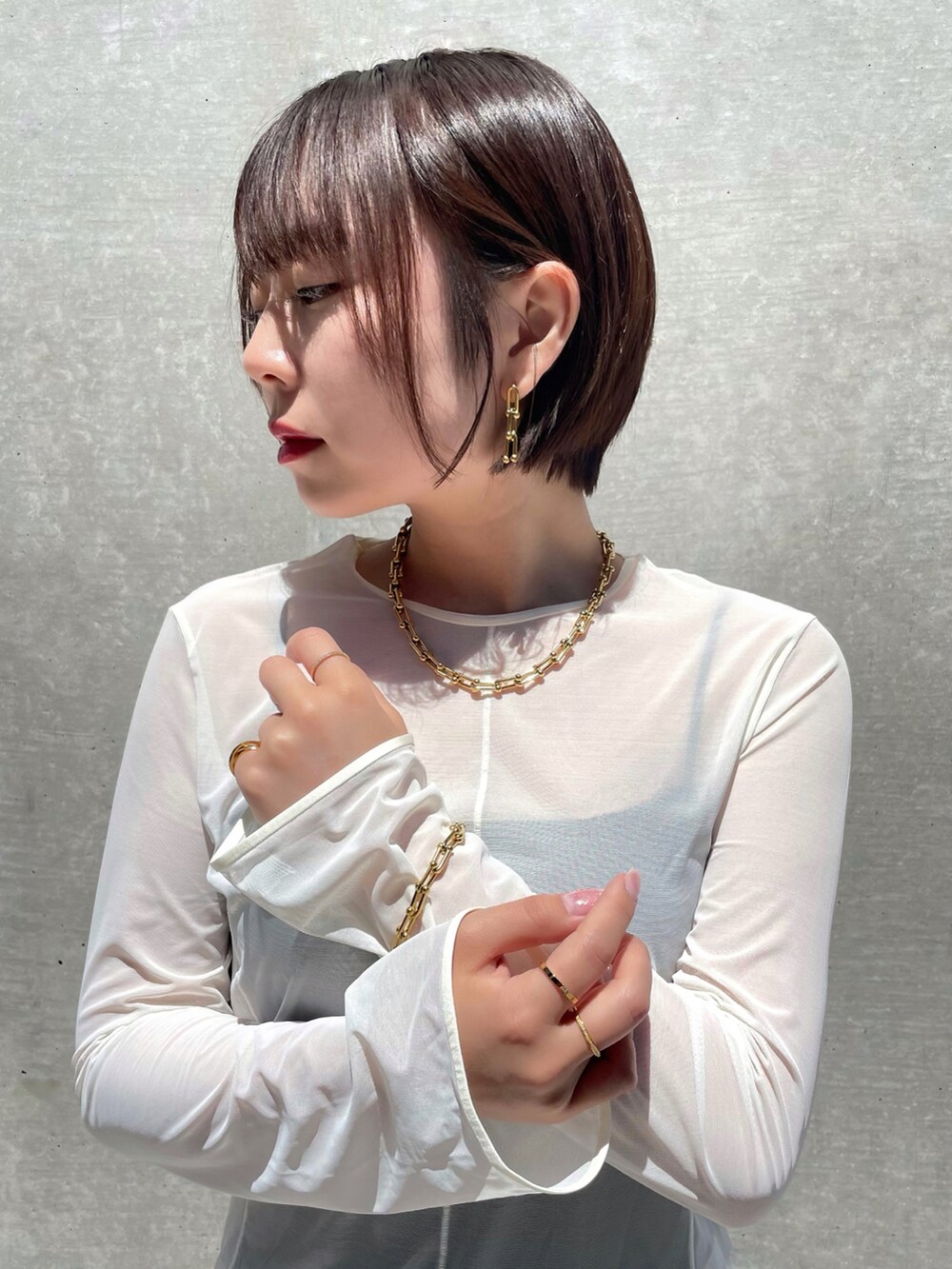 ホワイト系のその他トップス、ゴールド系のピアス(両耳用)、ゴールド系のネックレスを着用したレディースの春コーディネートの4枚目の写真