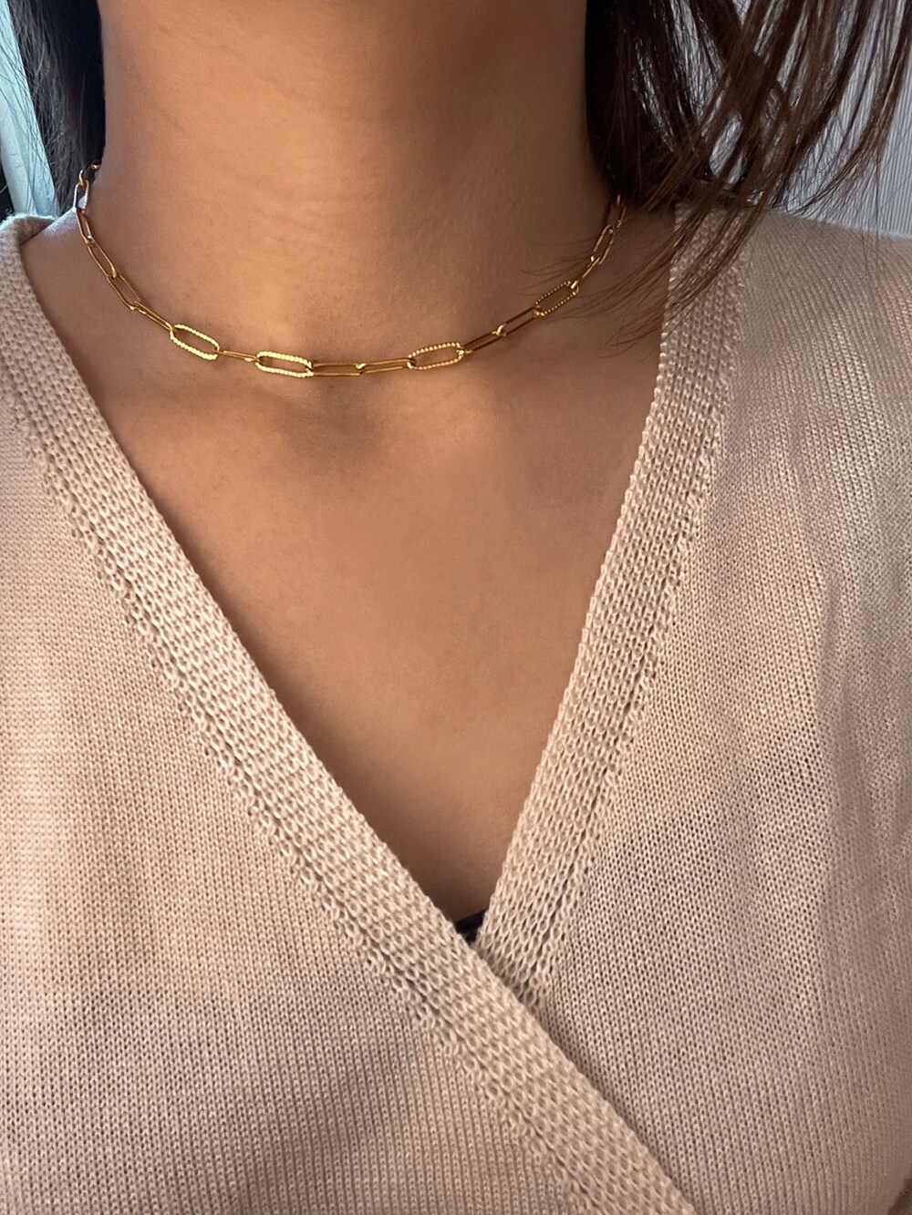 ゴールド系のネックレス、ホワイト系のその他を着用したレディースの秋コーディネートの3枚目の写真