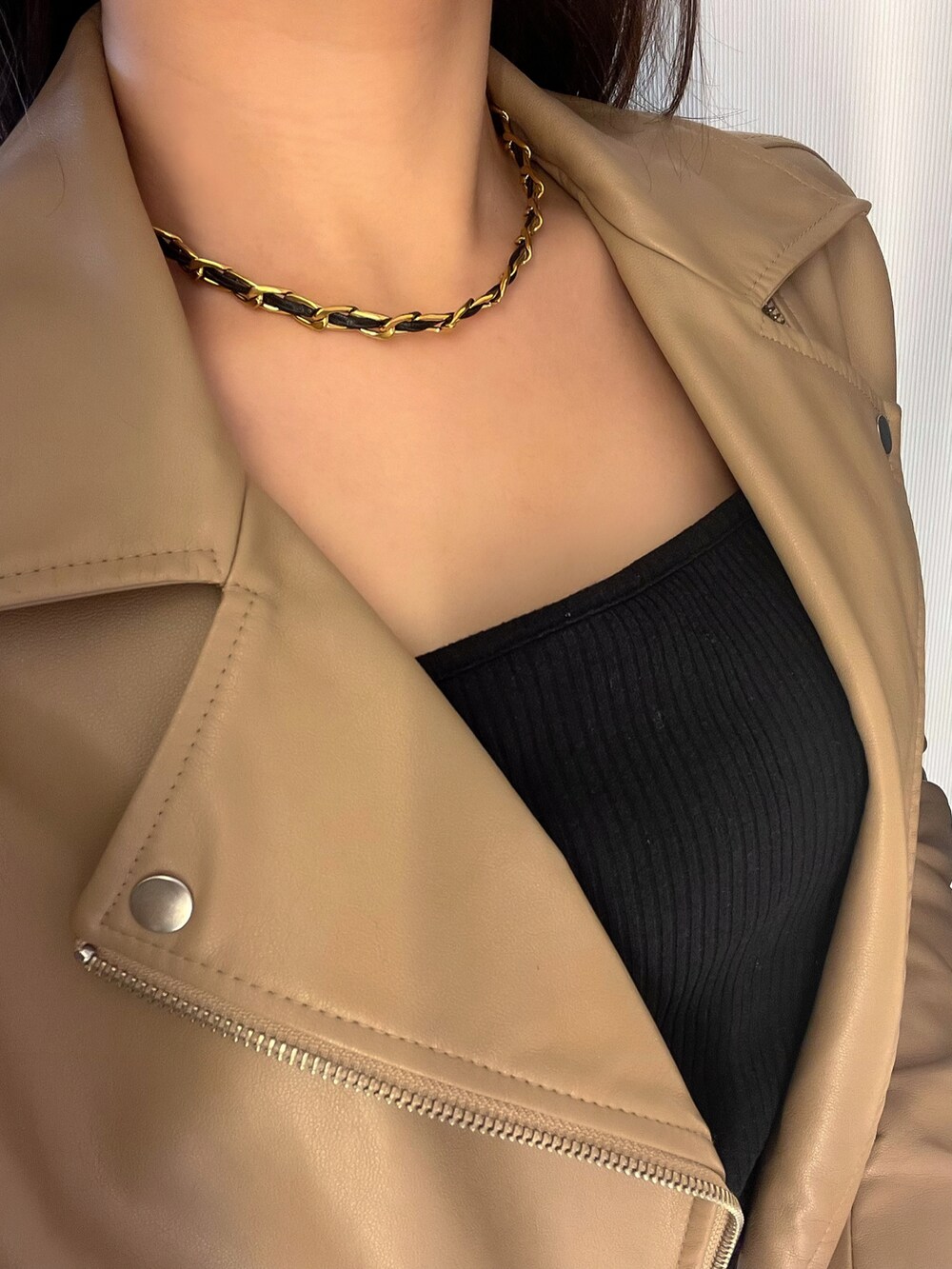 ブラック系のキャミソール、ホワイト系のその他、ゴールド系のネックレスを着用したレディースの秋コーディネートの3枚目の写真