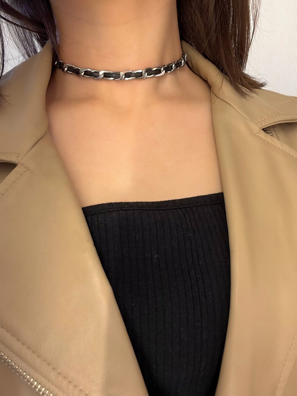 ブラック系のキャミソール、ホワイト系のその他、ゴールド系のネックレスを着用したレディースの秋コーディネートの4枚目の写真