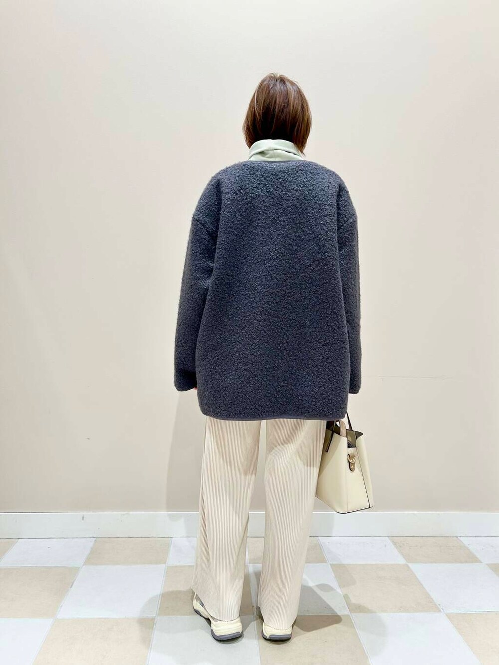 ホワイト系のその他パンツ、グリーン系のスウェット、グレー系のノーカラーコートを着用したレディースの冬コーディネートの3枚目の写真