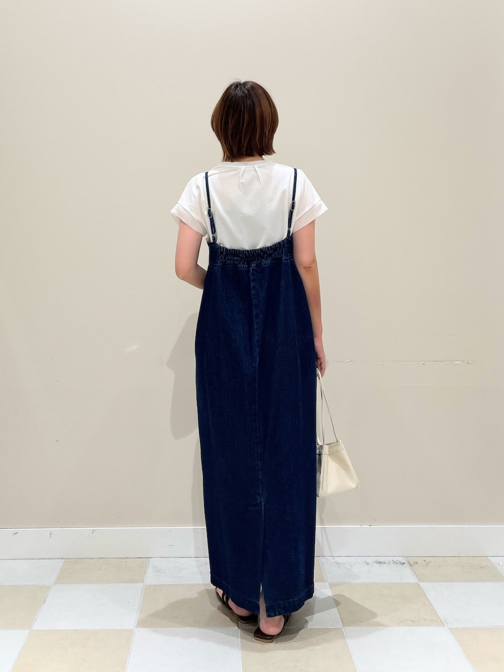 ブルー系のワンピース、ホワイト系のTシャツ/カットソー、ホワイト系のハンドバッグを着用したレディースの夏コーディネートの3枚目の写真
