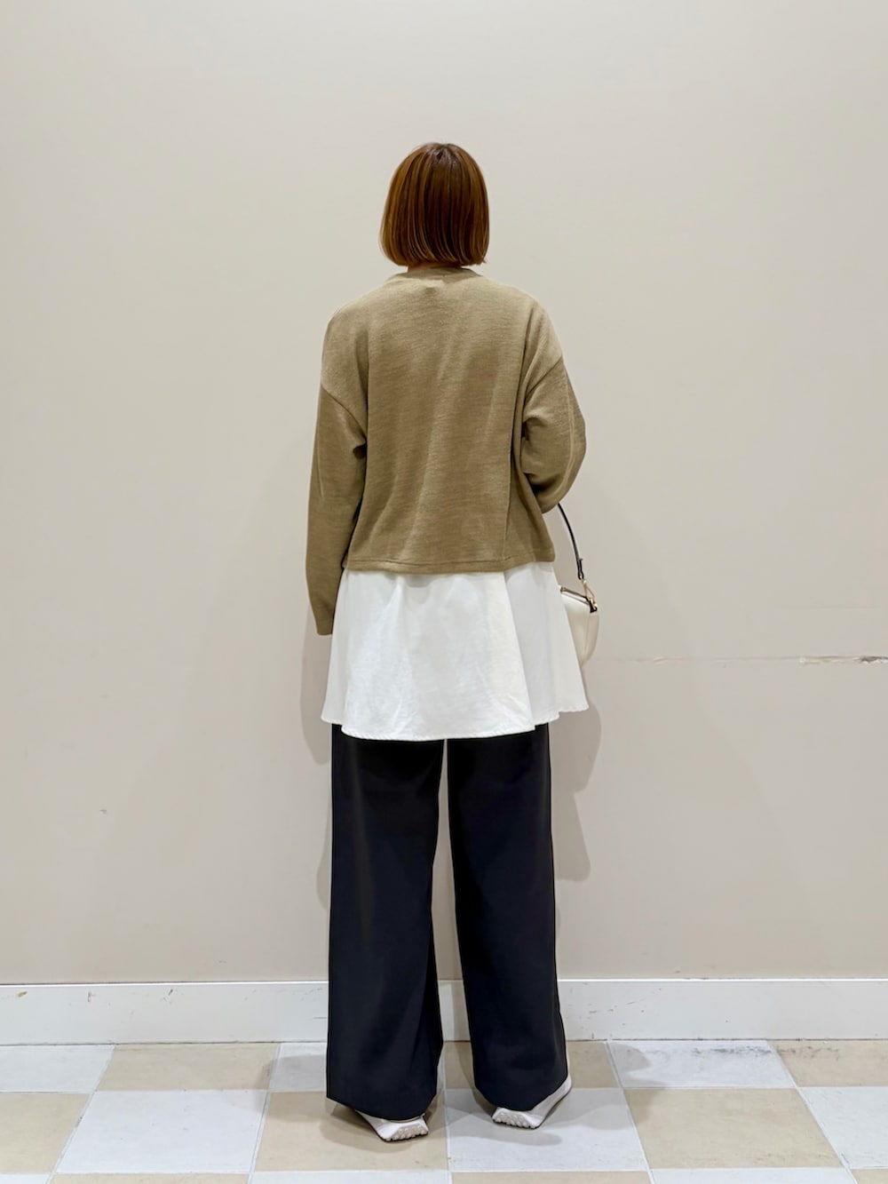 ベージュ系のシャツ/ブラウス、グレー系のその他パンツ、ホワイト系のショルダーバッグを着用したレディースの冬コーディネートの3枚目の写真