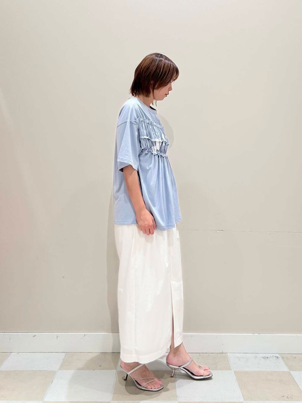 ブルー系のTシャツ/カットソー、ホワイト系のスカートを着用したレディースの夏コーディネートの2枚目の写真