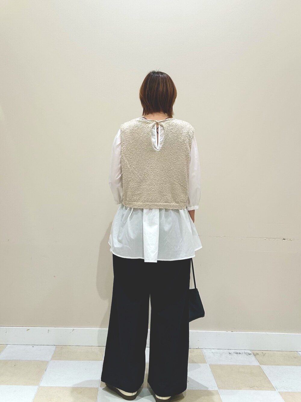 グレー系のチュニック、その他のその他パンツを着用したレディースの秋コーディネートの3枚目の写真