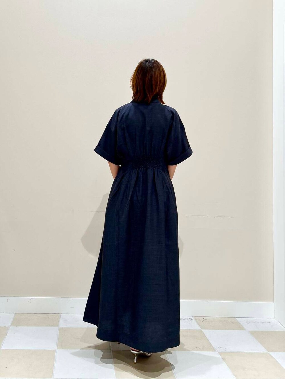 グレー系のワンピースを着用したレディースの夏コーディネートの3枚目の写真