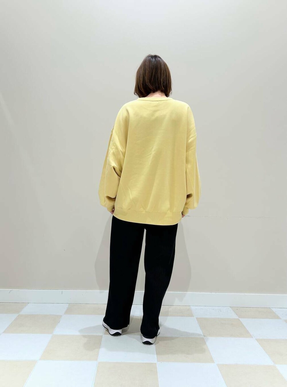 ブラック系のその他パンツ、イエロー系のスウェットを着用したレディースの冬コーディネートの2枚目の写真