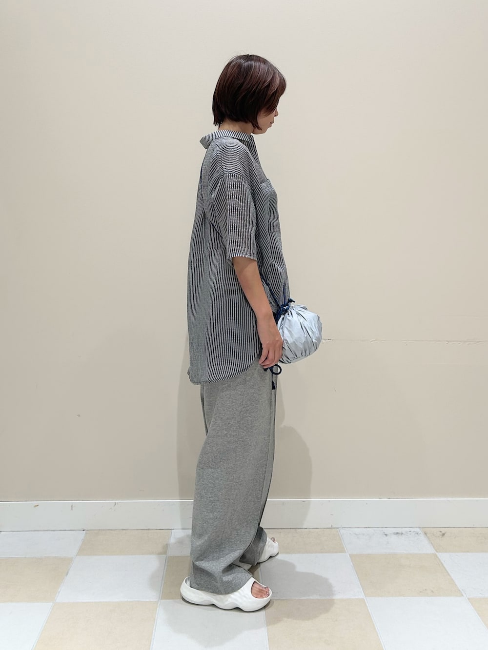 ブラック系のシャツ/ブラウス、グレー系のその他パンツを着用したレディースの夏コーディネートの2枚目の写真