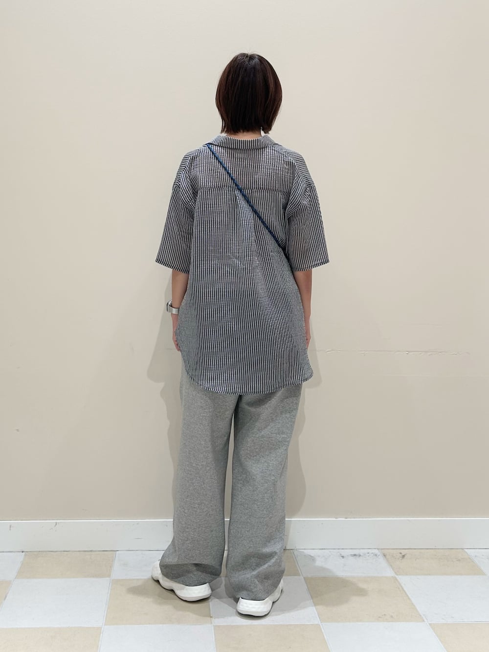 ブラック系のシャツ/ブラウス、グレー系のその他パンツを着用したレディースの夏コーディネートの3枚目の写真