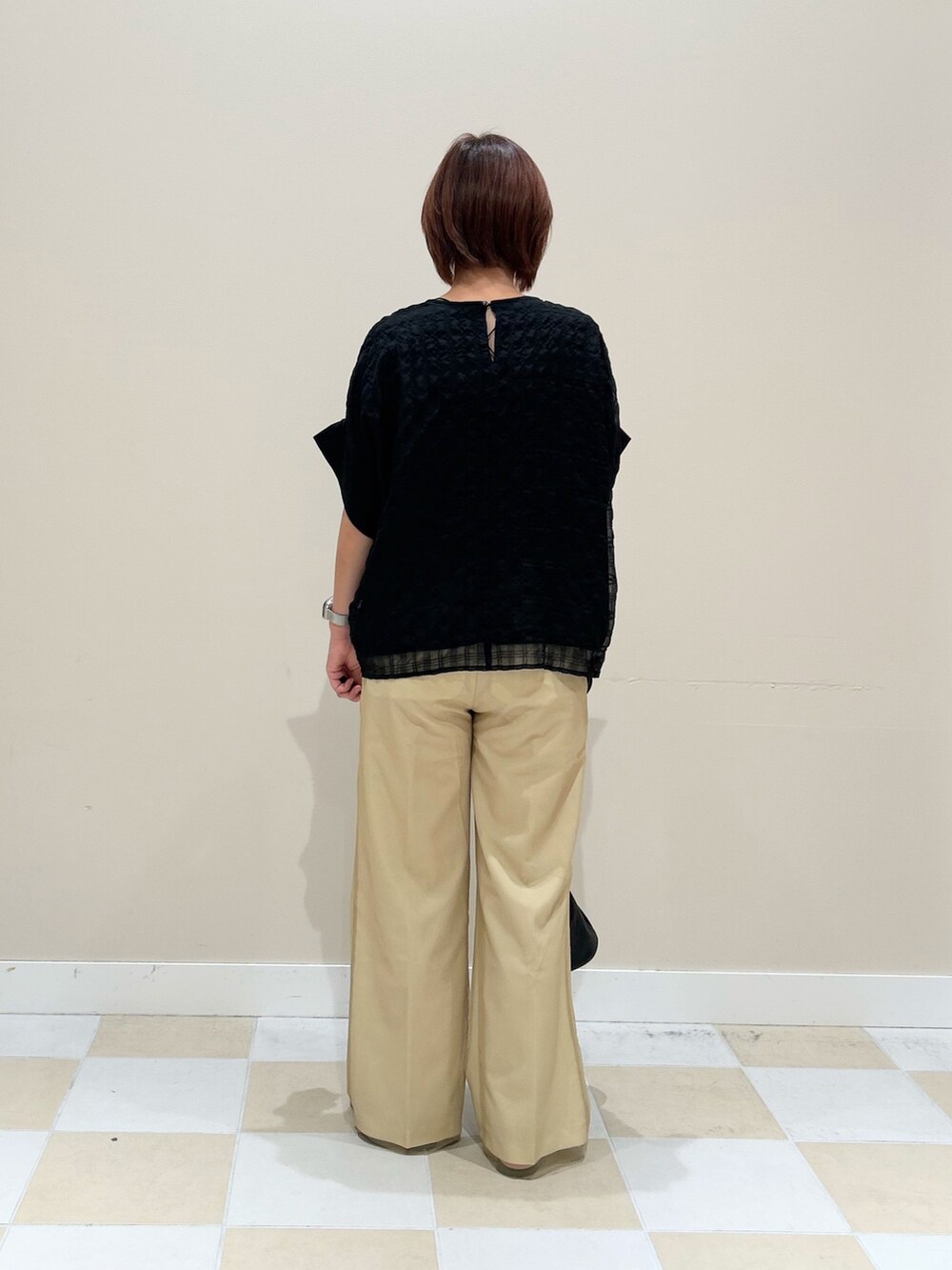 ブラック系のシャツ/ブラウス、ブラック系のショルダーバッグを着用したレディースの夏コーディネートの3枚目の写真