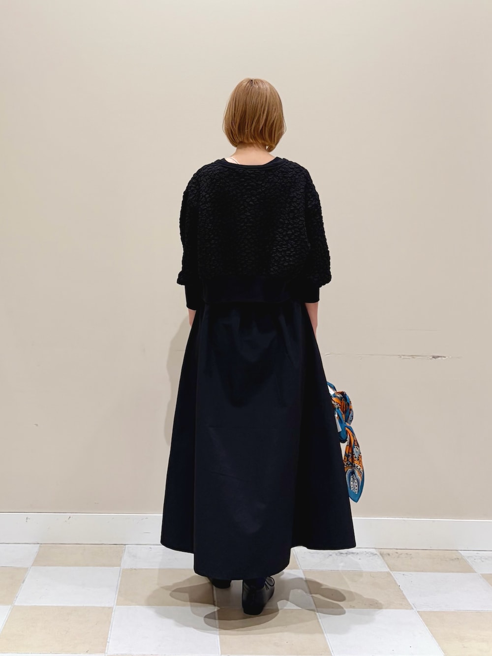 ブラック系のワンピース、ブラック系のその他シューズを着用したレディースの春コーディネートの3枚目の写真