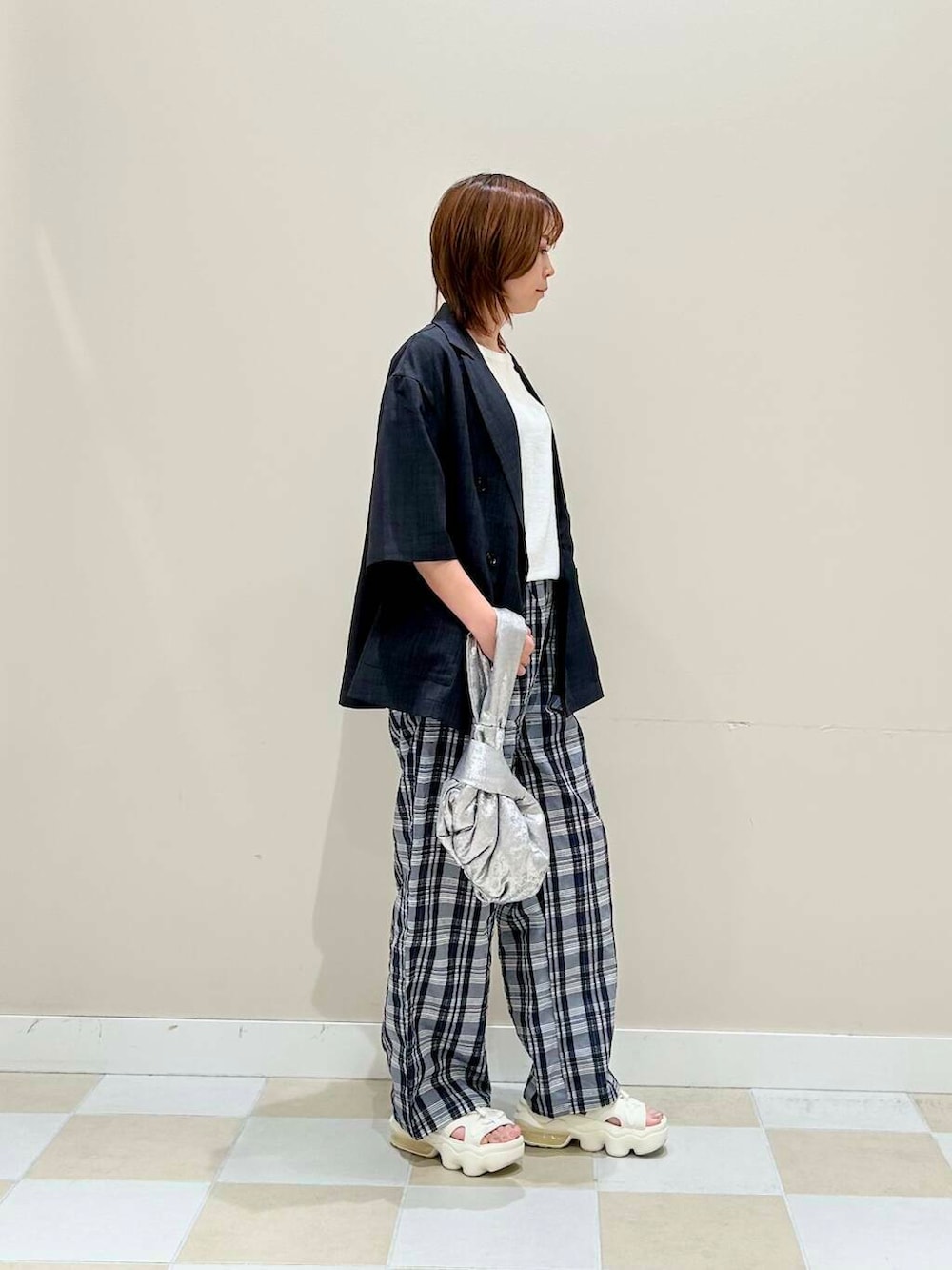 ブルー系のその他パンツ、グレー系のその他アウター、ホワイト系のTシャツ/カットソーを着用したレディースの夏コーディネートの2枚目の写真