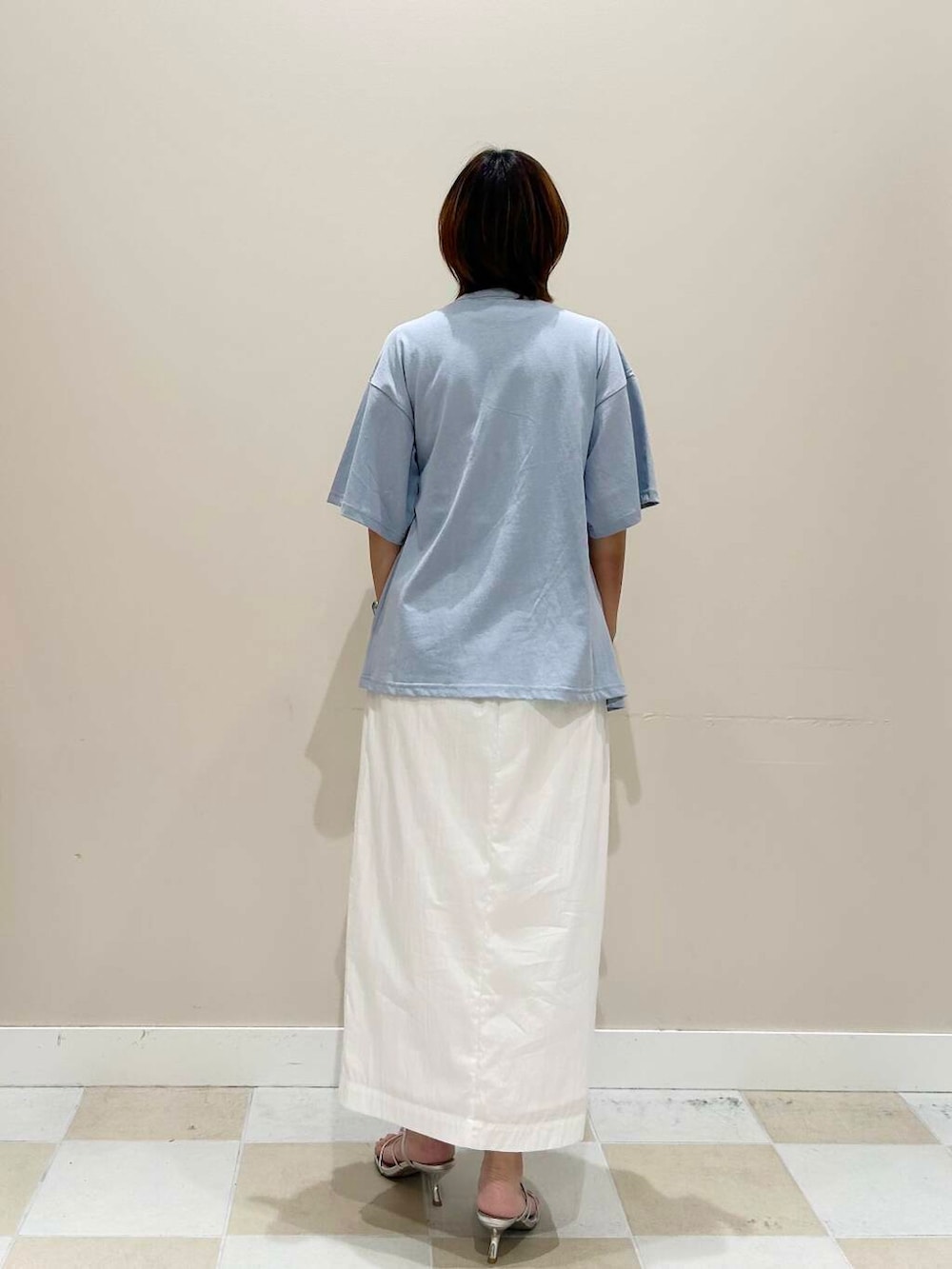 ブルー系のTシャツ/カットソー、ホワイト系のスカートを着用したレディースの夏コーディネートの3枚目の写真