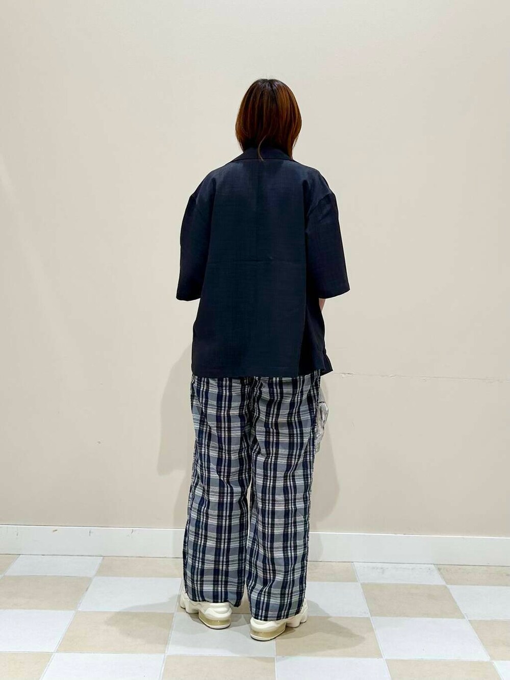 ブルー系のその他パンツ、グレー系のその他アウター、ホワイト系のTシャツ/カットソーを着用したレディースの夏コーディネートの3枚目の写真