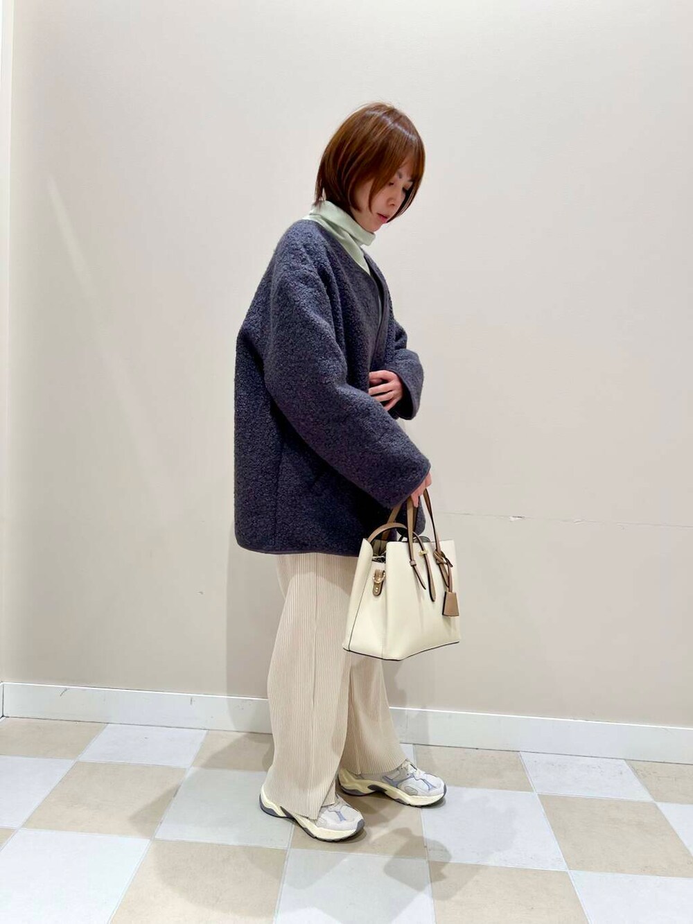 ホワイト系のその他パンツ、グリーン系のスウェット、グレー系のノーカラーコートを着用したレディースの冬コーディネートの2枚目の写真