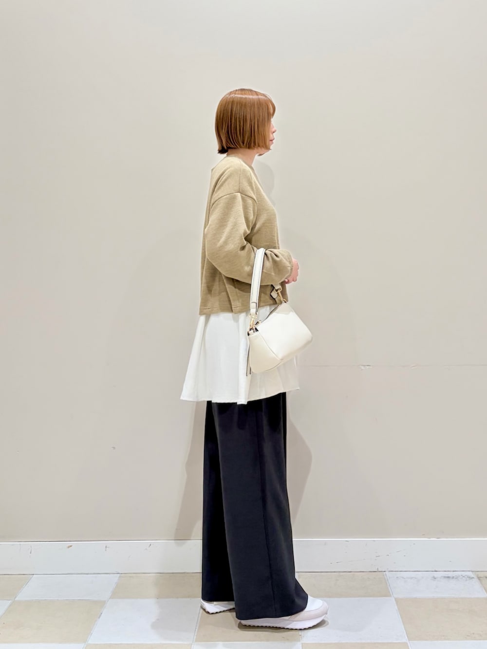 ベージュ系のシャツ/ブラウス、グレー系のその他パンツ、ホワイト系のショルダーバッグを着用したレディースの冬コーディネートの2枚目の写真