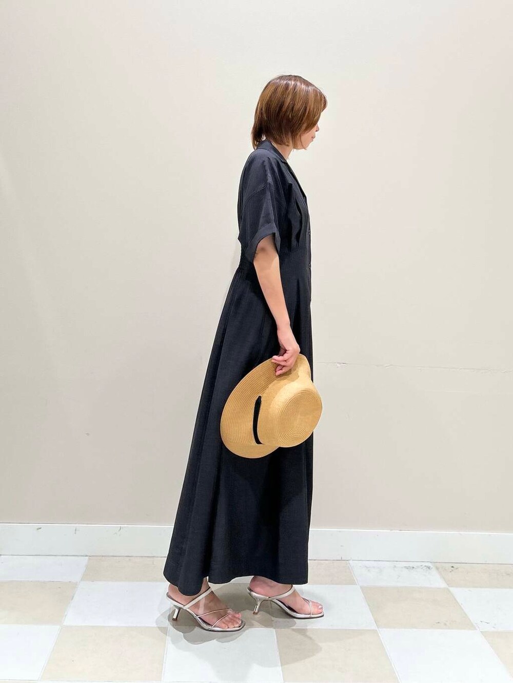 グレー系のワンピースを着用したレディースの夏コーディネートの2枚目の写真