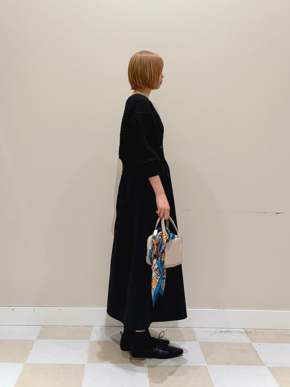 ブラック系のワンピース、ブラック系のその他シューズを着用したレディースの春コーディネートの2枚目の写真