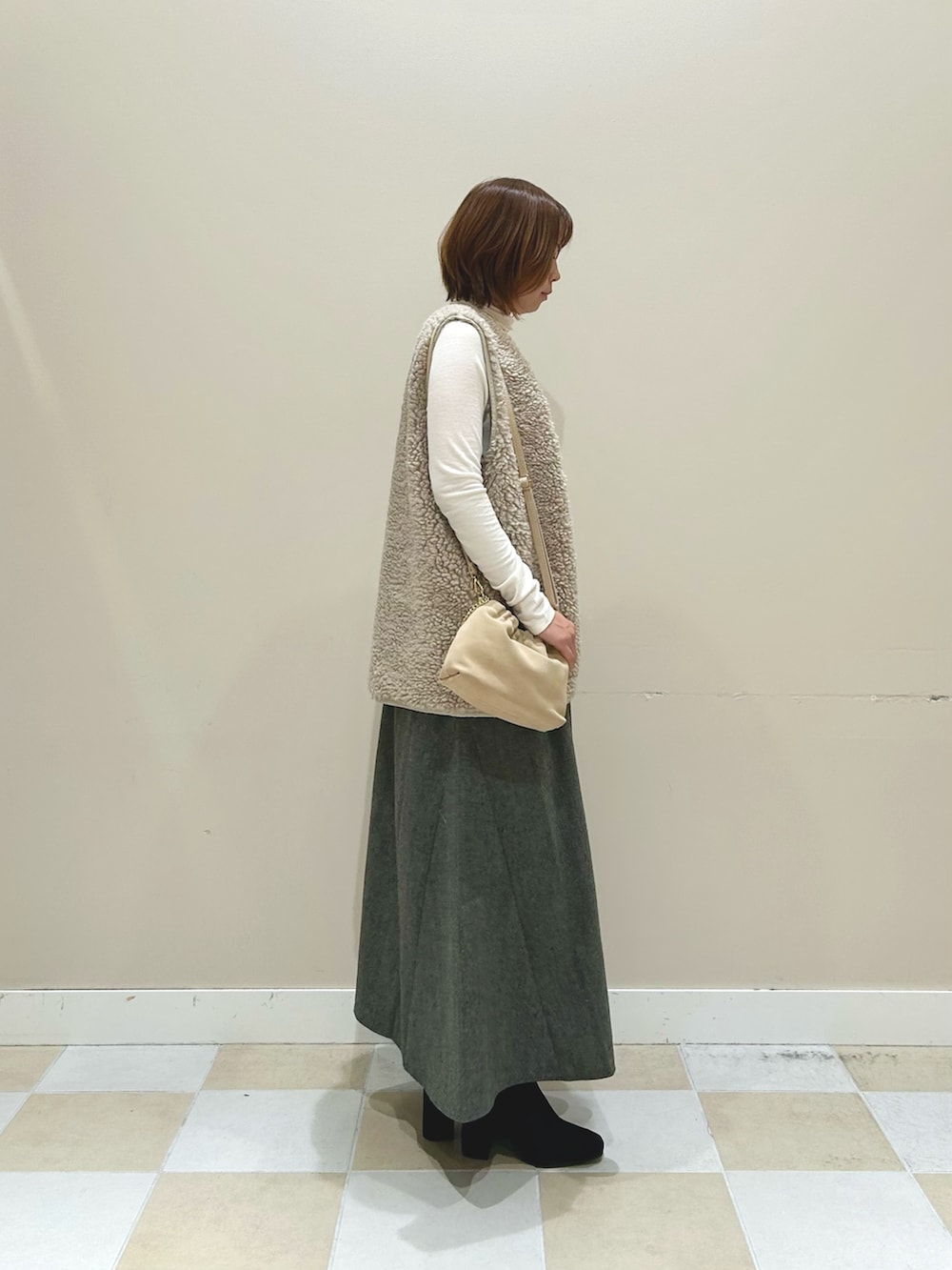 ベージュ系のその他アウター、ホワイト系のTシャツ/カットソー、ブラック系のワンピースを着用したレディースの秋コーディネートの2枚目の写真