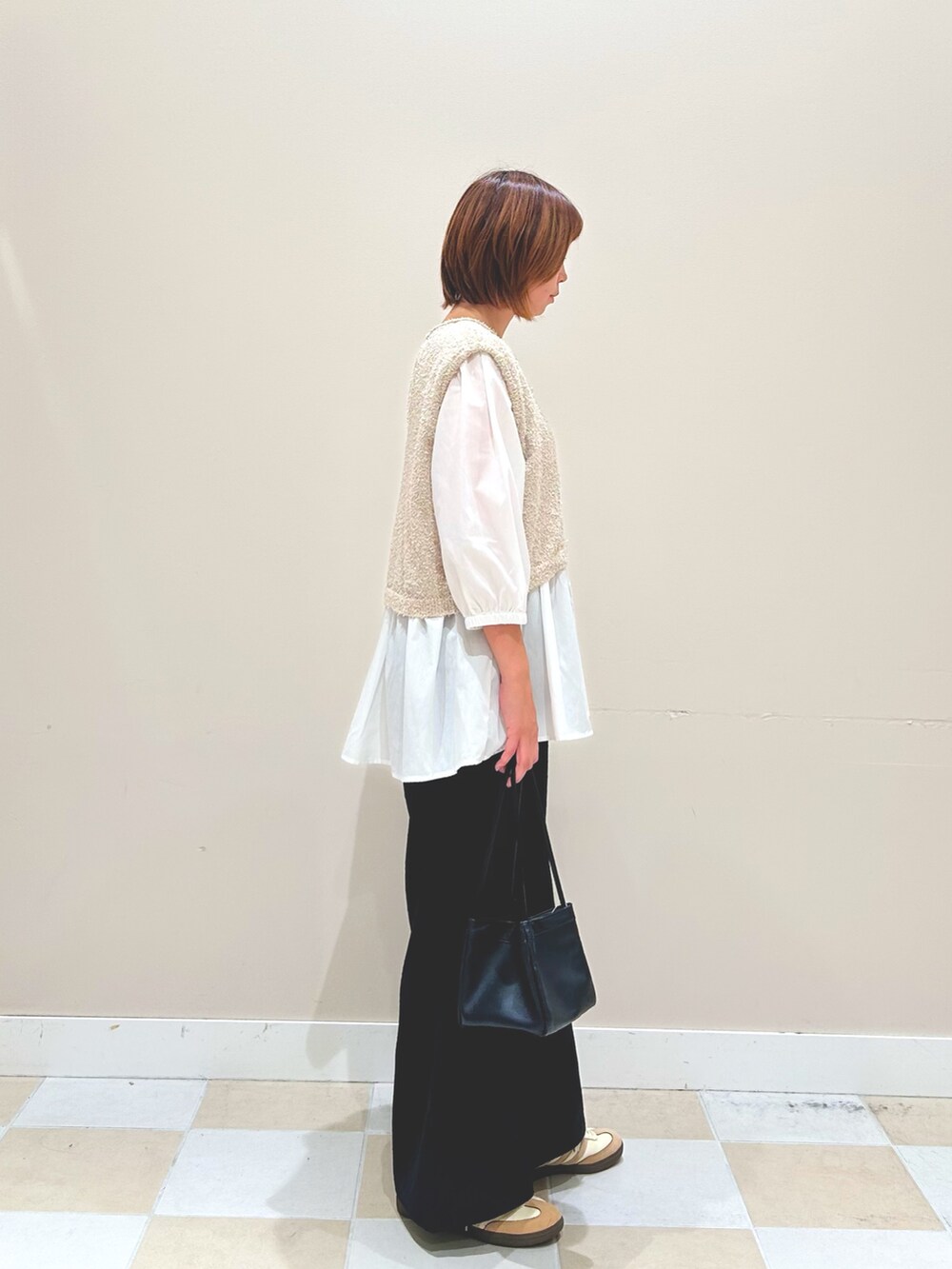 グレー系のチュニック、その他のその他パンツを着用したレディースの秋コーディネートの2枚目の写真