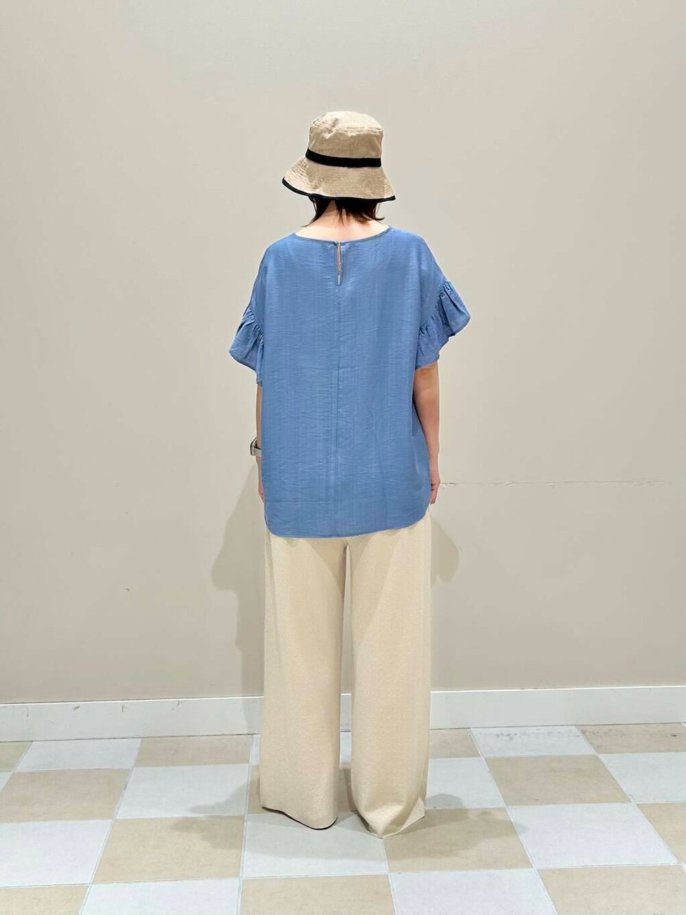 ホワイト系のその他パンツ、ブルー系のシャツ/ブラウス、ベージュ系のハットを着用したレディースの春コーディネートの3枚目の写真