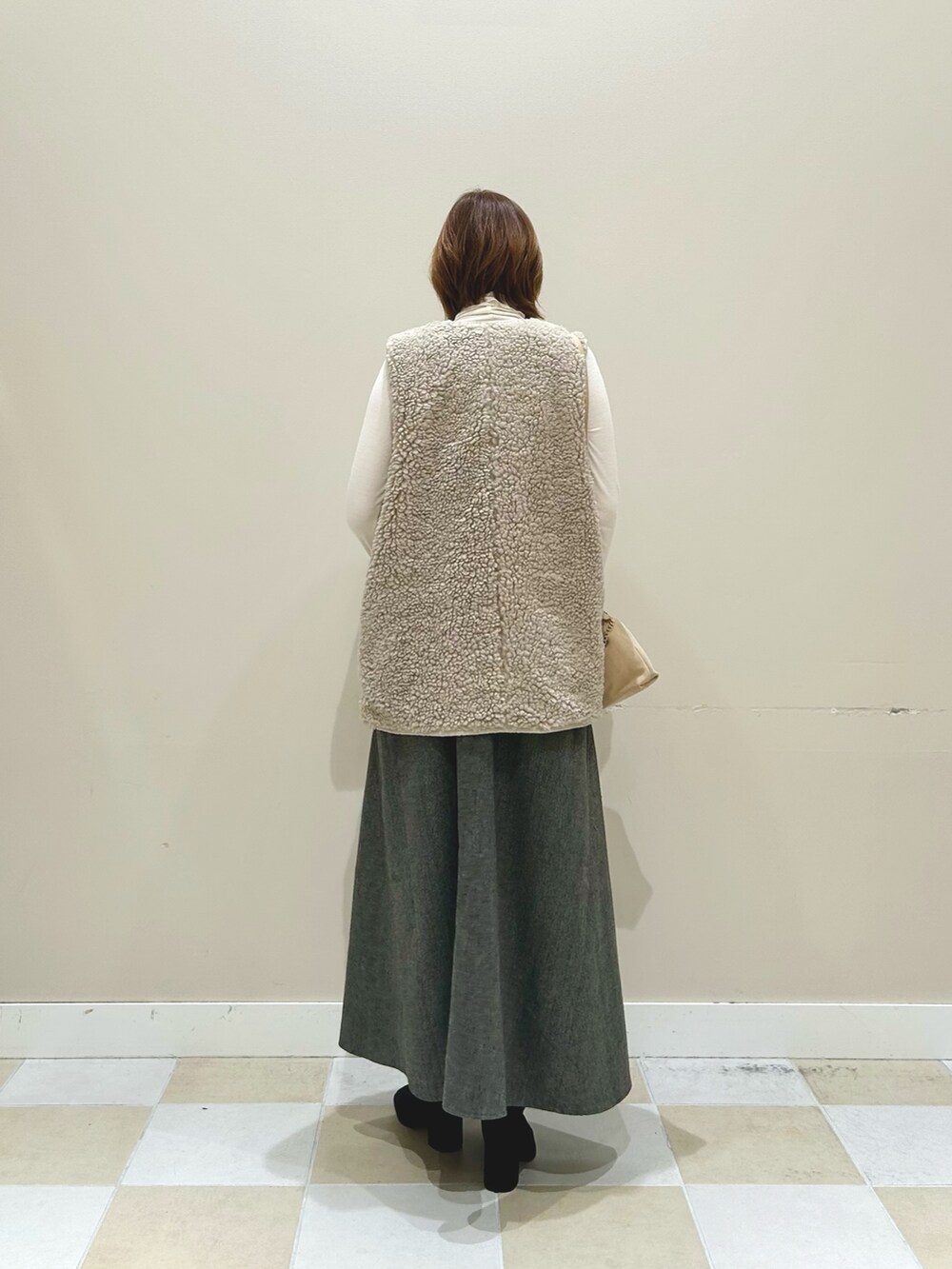 ベージュ系のその他アウター、ホワイト系のTシャツ/カットソー、ブラック系のワンピースを着用したレディースの秋コーディネートの3枚目の写真