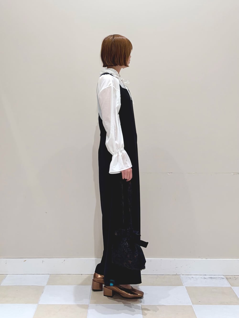 ホワイト系のシャツ/ブラウス、ブラック系のサロペット/オーバーオールを着用したレディースの冬コーディネートの2枚目の写真