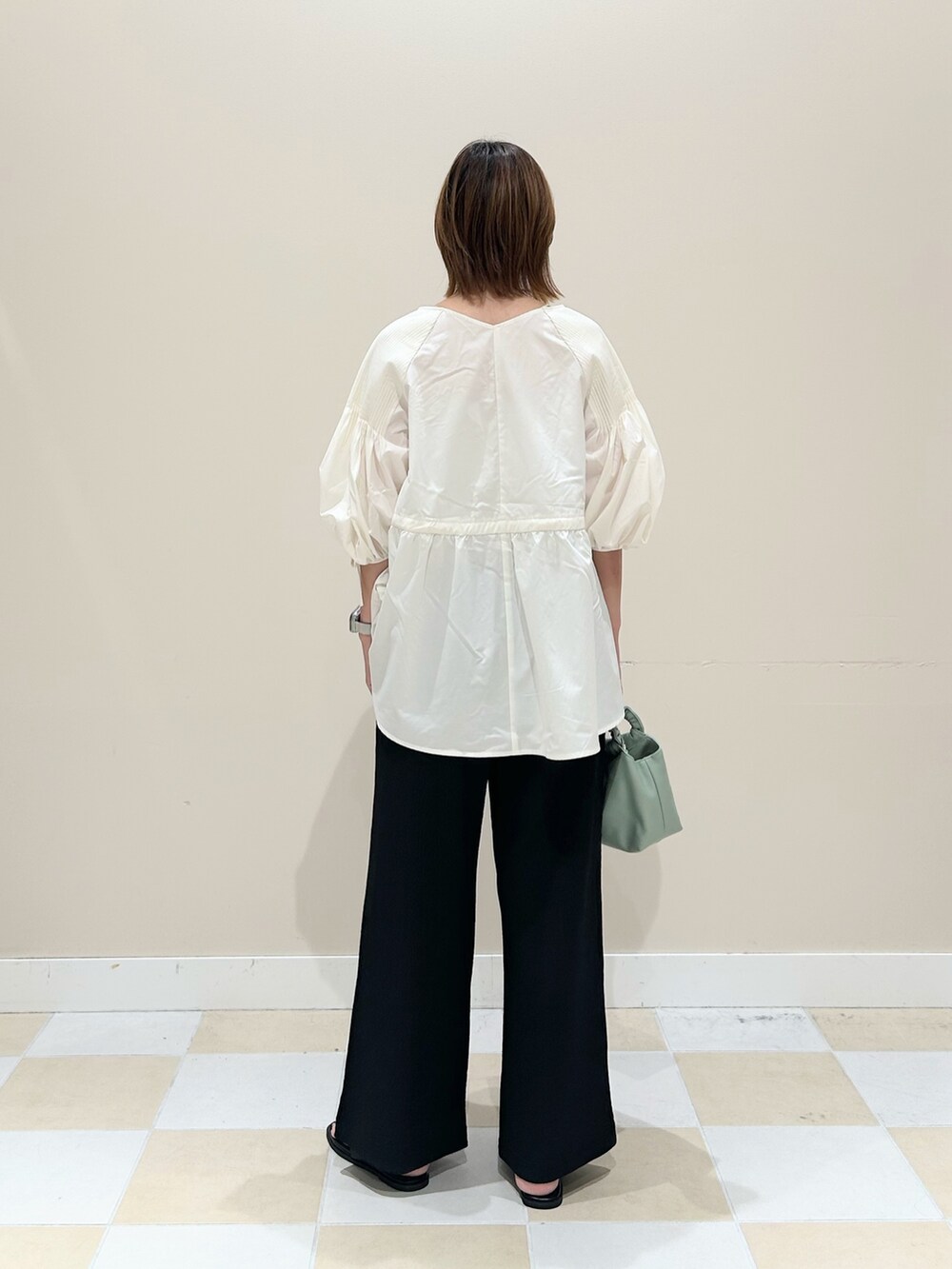 ブラック系のその他パンツを着用したレディースの夏コーディネートの3枚目の写真