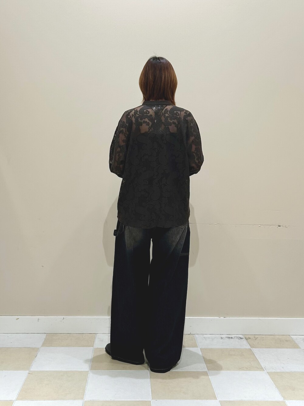 ブラウン系のシャツ/ブラウス、ブラック系のデニムパンツを着用したレディースの秋コーディネートの3枚目の写真