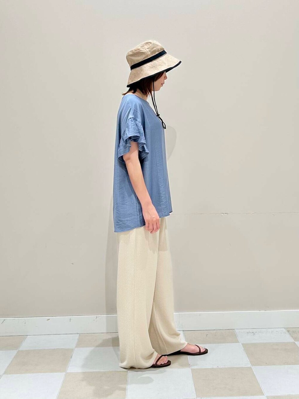 ホワイト系のその他パンツ、ブルー系のシャツ/ブラウス、ベージュ系のハットを着用したレディースの春コーディネートの2枚目の写真