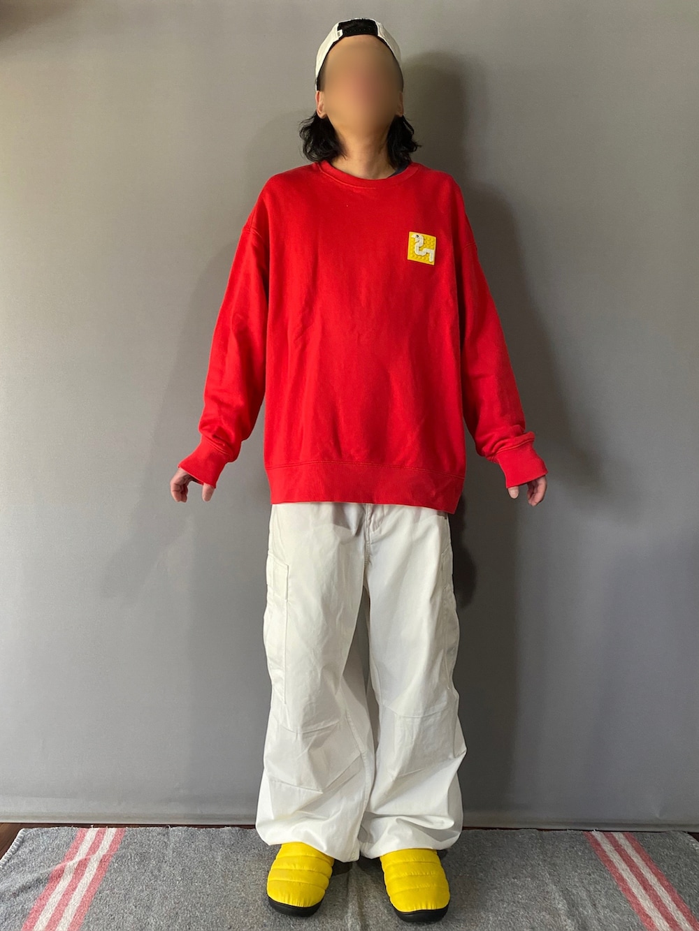 「LEGO、SUBU、カーゴパンツ、赤、白パンツ、黄色、ストリートコーデ、GU、VANS、オトナカジュアル、おでかけコーデ、派手、サンダル、オーバーサイズ、ビックシルエット」｜「SUBUの【SUBU/スブ】ウインター サンダル（サンダル、イエロー系）」を使った、噂のキーマンさん（メンズ・170cm）の春コーディネートの2枚目の写真