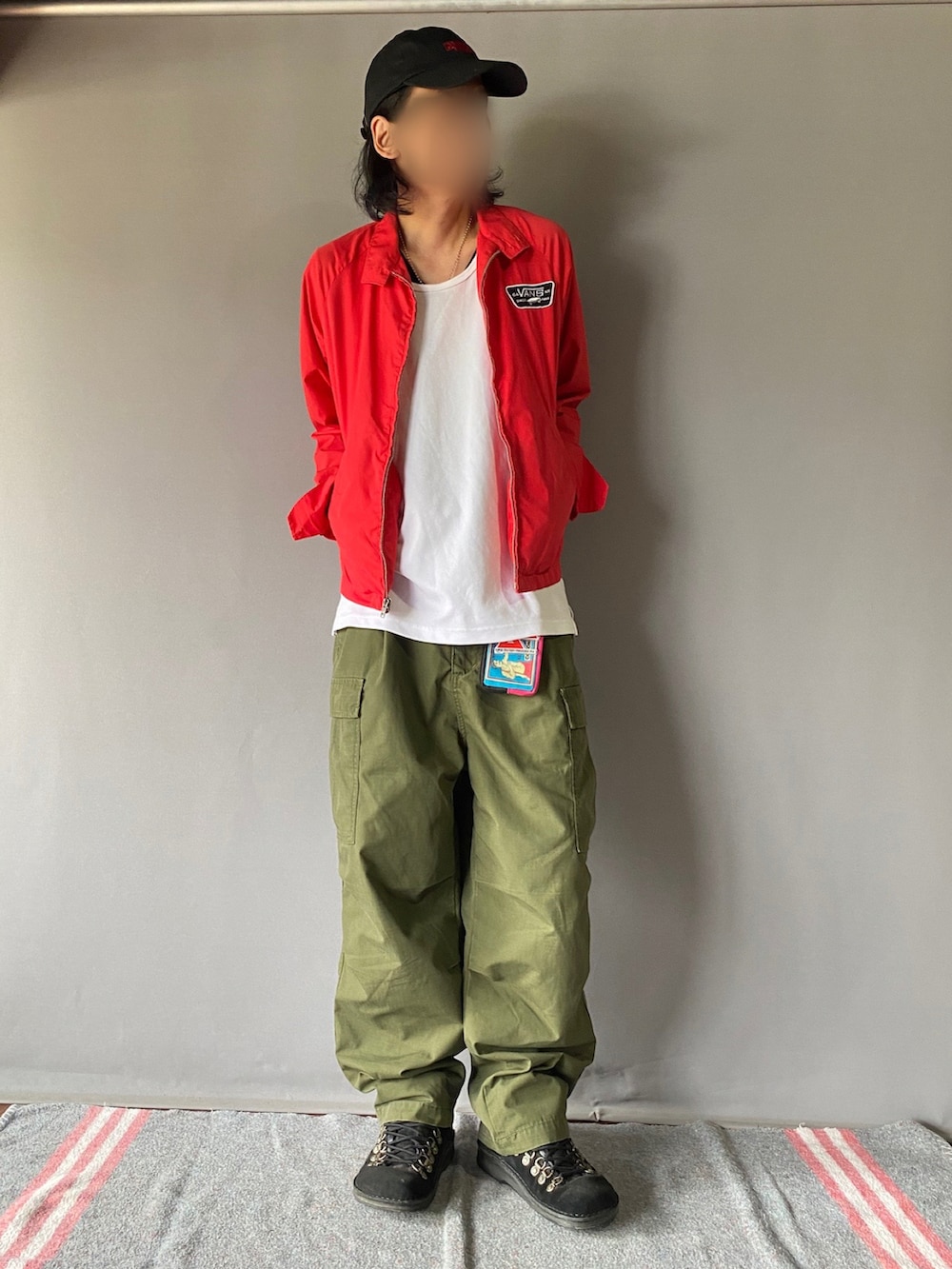 「春めき満開コーデ、軍パン、カーゴパンツ、レイヤードスタイル、ミリタリー、古着MIX、ストリートMIX、ストリート、バンズ、セカスト、GU、赤、ビルケンシュトック、初春コーデ、大人カジュアル」｜「BIRKENSTOCKのアイテム（ブーツ、ブラック系）」を使った、噂のキーマンさん（メンズ・170cm）の春コーディネートの2枚目の写真
