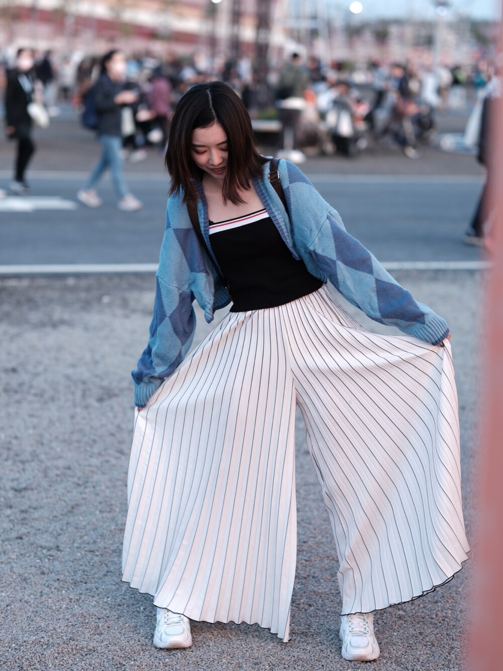 ホワイト系のパンツを着用したレディースの冬コーディネートの3枚目の写真