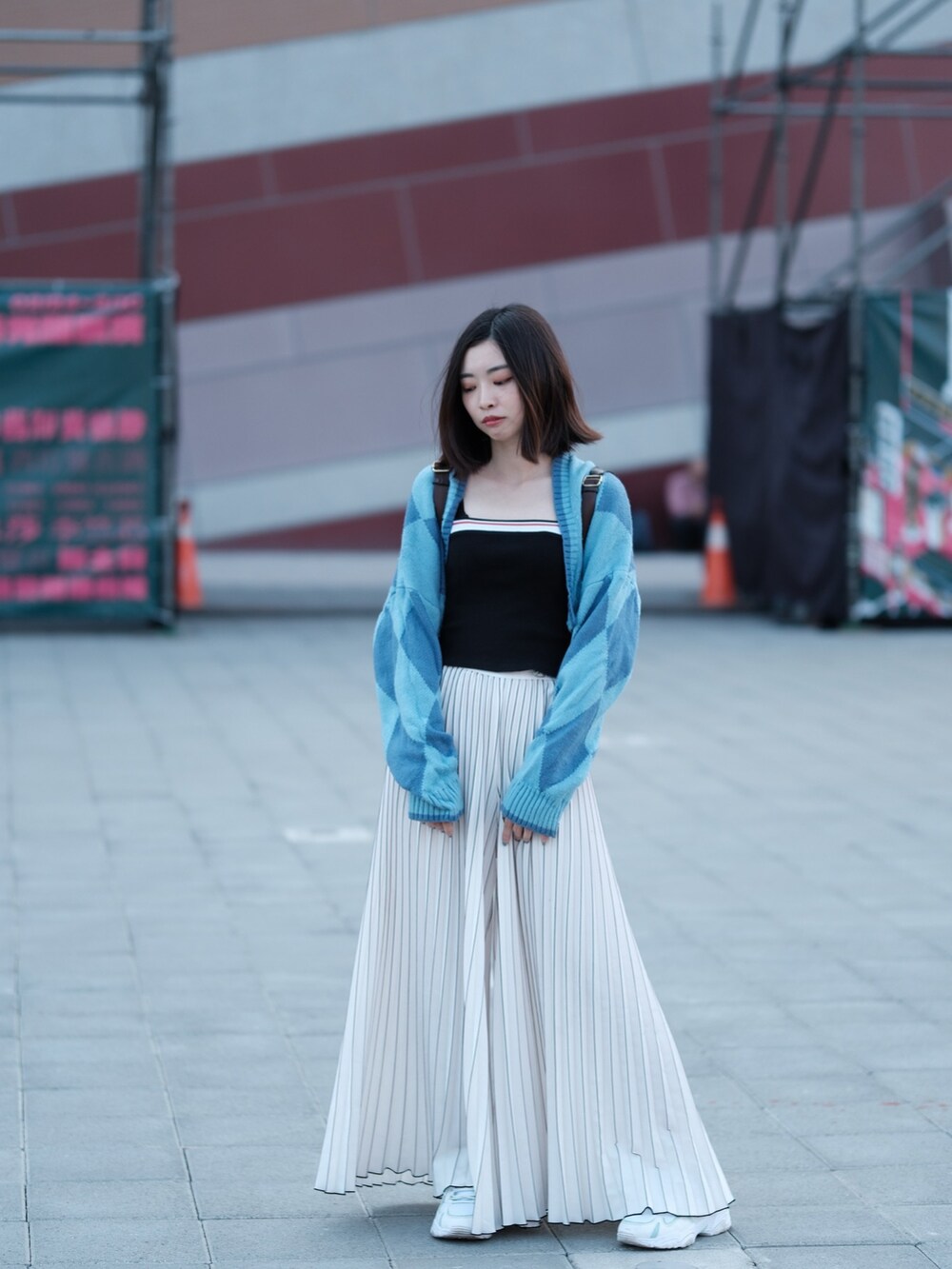 ホワイト系のパンツを着用したレディースの冬コーディネートの2枚目の写真