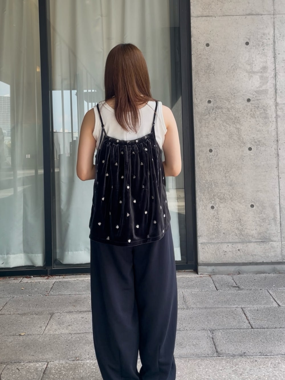 ブルー系のキャミソール、ホワイト系のタンクトップ、ブルー系のその他パンツを着用したレディースの秋コーディネートの2枚目の写真