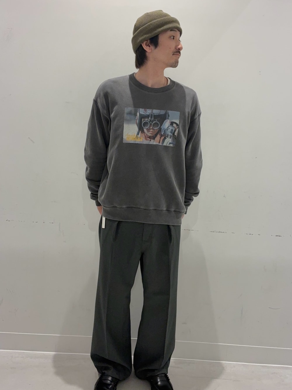 グレー系のその他パンツ、グレー系のスウェット、グリーン系のニットキャップ/ビーニーを着用したメンズの秋コーディネートの2枚目の写真