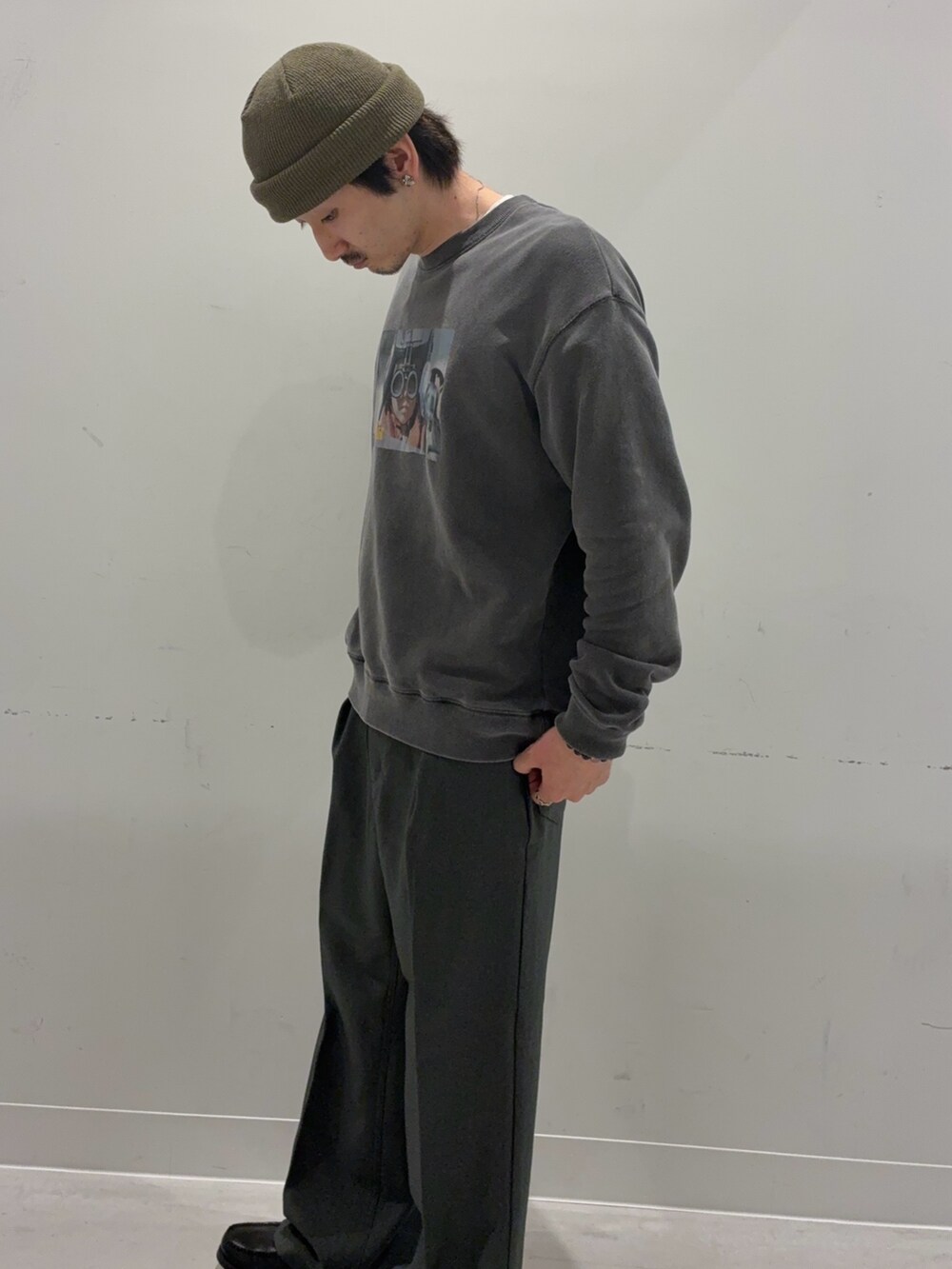 グレー系のその他パンツ、グレー系のスウェット、グリーン系のニットキャップ/ビーニーを着用したメンズの秋コーディネートの3枚目の写真