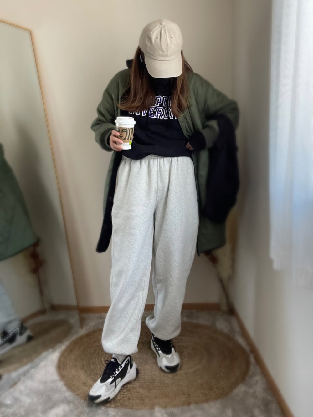 「スウェットパンツ、ジャージーパンツ、パーカー、フードパーカー、スウェットコーデ、NIKE、公園スタイル、ママコーディネート、スポーツミックス、スニーカースタイル、ロゴスウェット、ロゴパーカー、スニーカー、キャップ、厚底シューズ」｜「Championのアイテム（パーカー、ブラック系）」を使った、hikalさん（レディース・160cm）の冬コーディネートの4枚目の写真