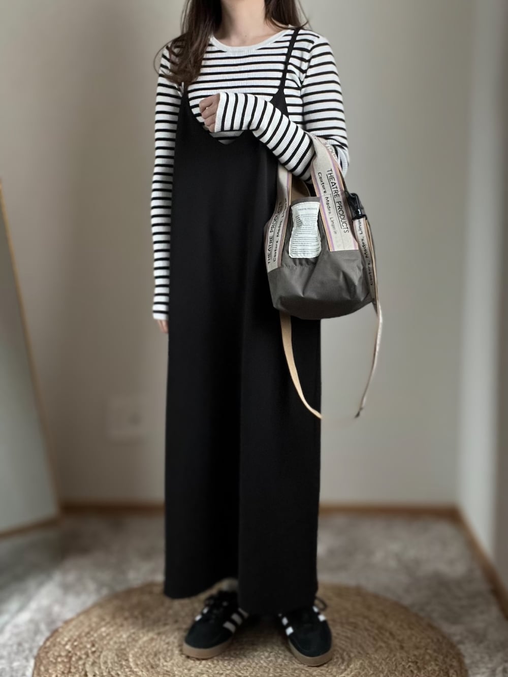 ブラック系のワンピース/ドレス、ブラック系のスニーカーを着用したレディースの春コーディネートの4枚目の写真