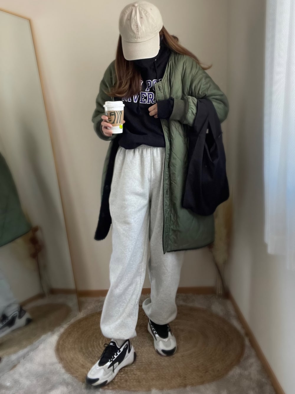 「スウェットパンツ、ジャージーパンツ、パーカー、フードパーカー、スウェットコーデ、NIKE、公園スタイル、ママコーディネート、スポーツミックス、スニーカースタイル、ロゴスウェット、ロゴパーカー、スニーカー、キャップ、厚底シューズ」｜「Championのアイテム（パーカー、ブラック系）」を使った、hikalさん（レディース・160cm）の冬コーディネートの2枚目の写真