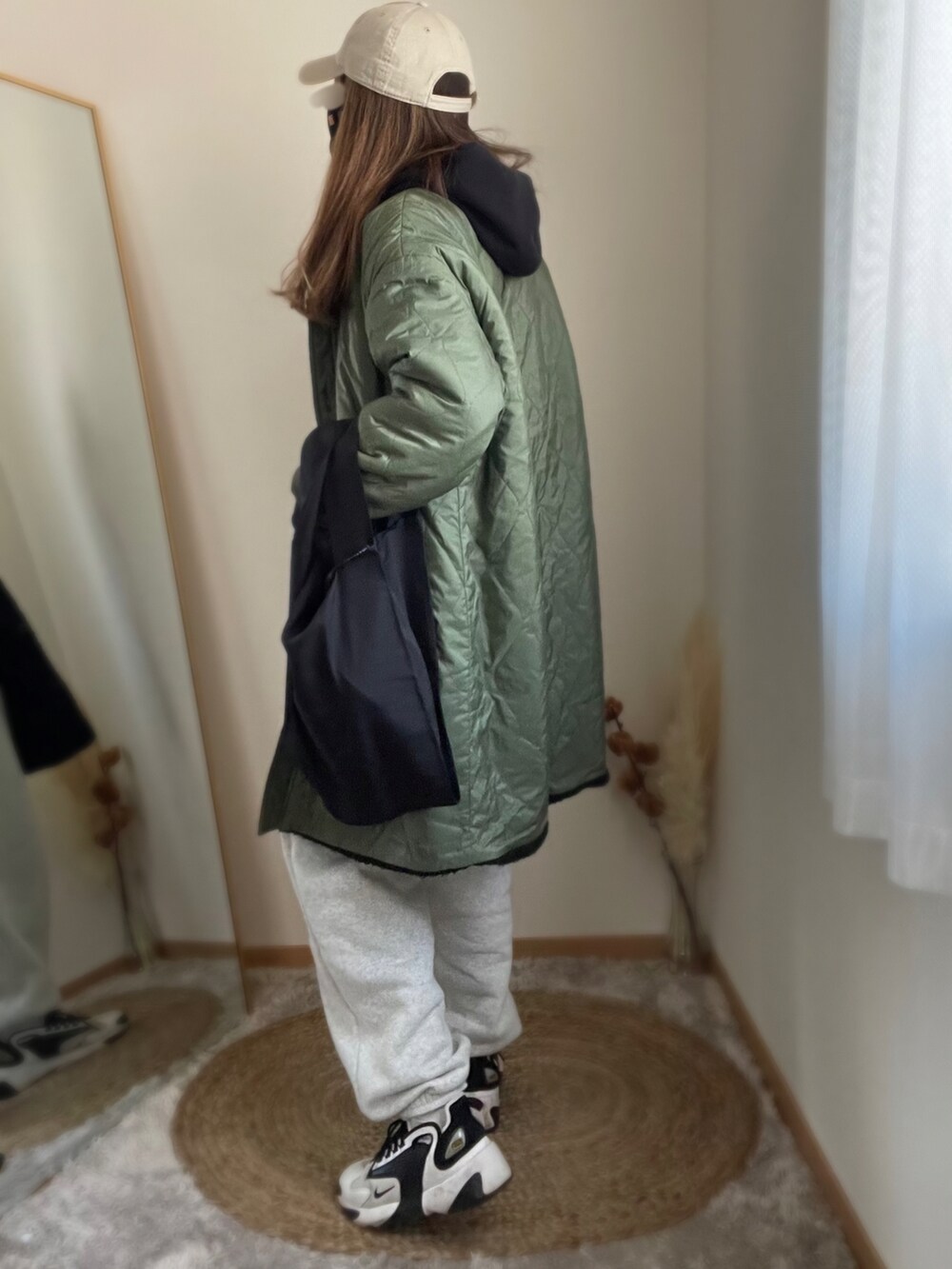 「スウェットパンツ、ジャージーパンツ、パーカー、フードパーカー、スウェットコーデ、NIKE、公園スタイル、ママコーディネート、スポーツミックス、スニーカースタイル、ロゴスウェット、ロゴパーカー、スニーカー、キャップ、厚底シューズ」｜「Championのアイテム（パーカー、ブラック系）」を使った、hikalさん（レディース・160cm）の冬コーディネートの3枚目の写真