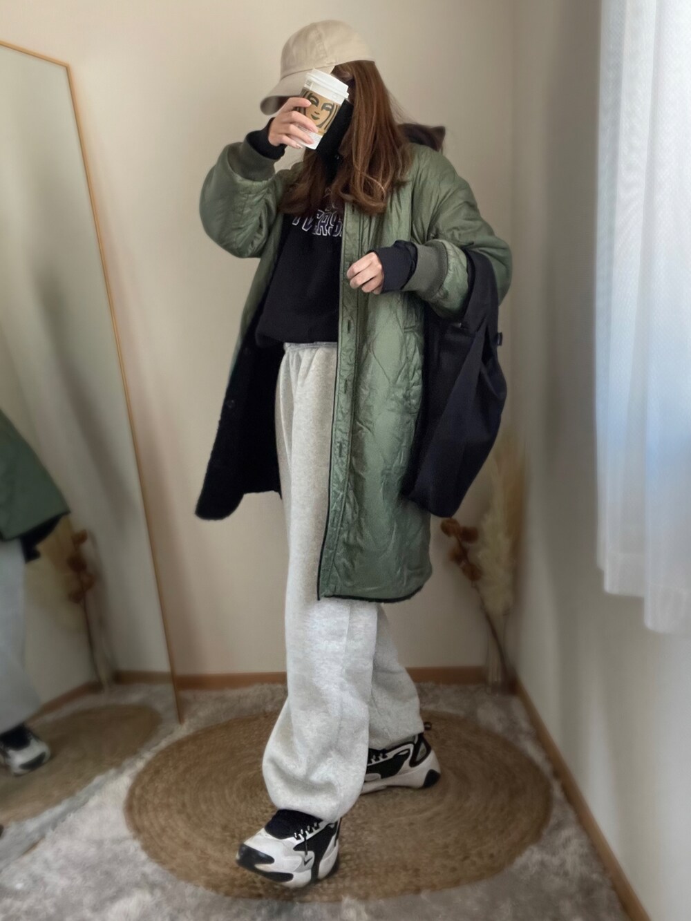 「スウェットパンツ、ジャージーパンツ、パーカー、フードパーカー、スウェットコーデ、NIKE、公園スタイル、ママコーディネート、スポーツミックス、スニーカースタイル、ロゴスウェット、ロゴパーカー、スニーカー、キャップ、厚底シューズ」｜「Championのアイテム（パーカー、ブラック系）」を使った、hikalさん（レディース・160cm）の冬コーディネートの5枚目の写真