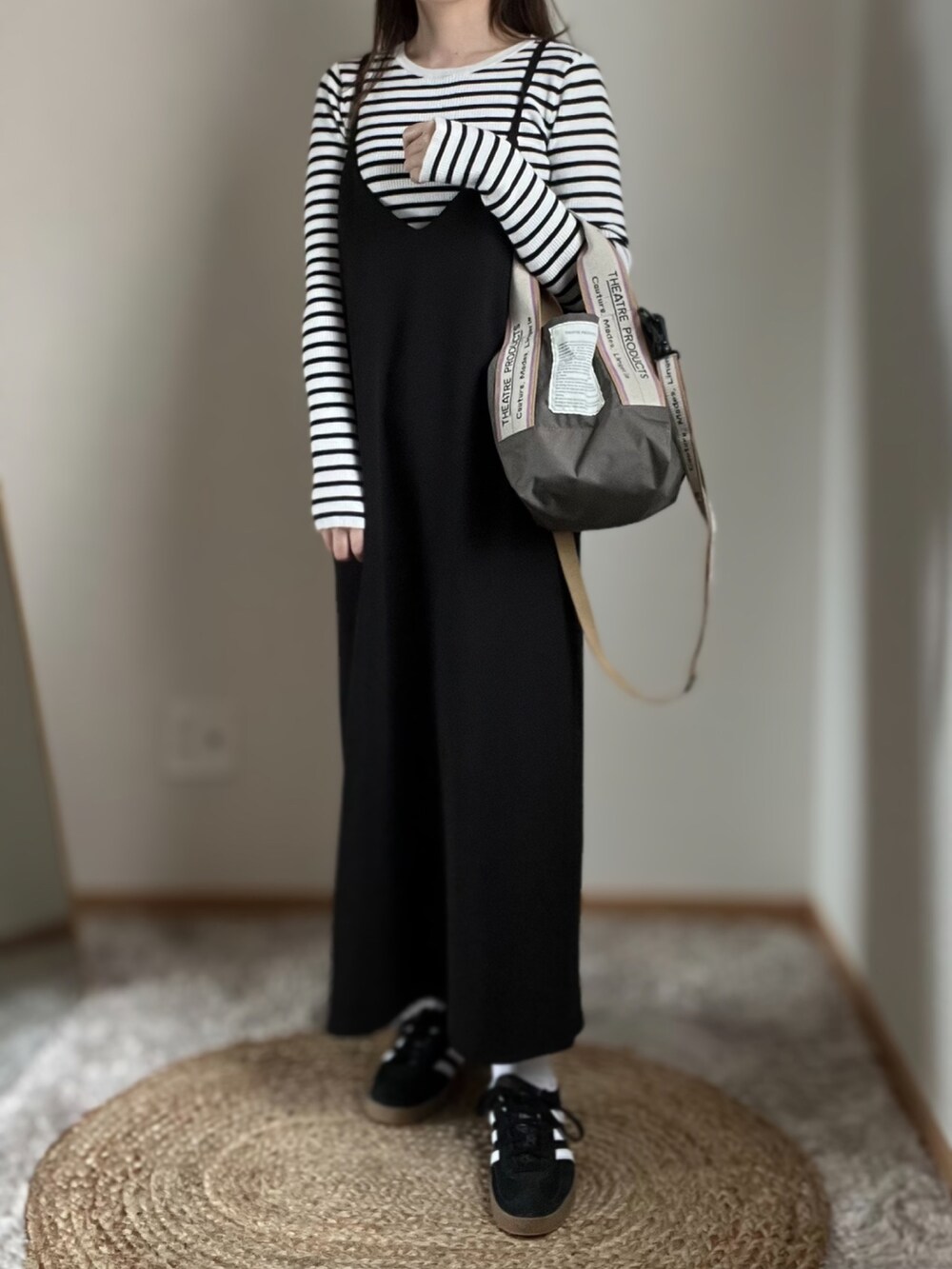 ブラック系のワンピース/ドレス、ブラック系のスニーカーを着用したレディースの春コーディネートの5枚目の写真