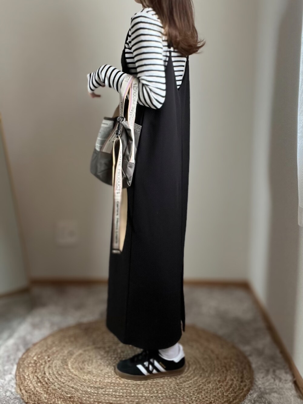 ブラック系のワンピース/ドレス、ブラック系のスニーカーを着用したレディースの春コーディネートの2枚目の写真