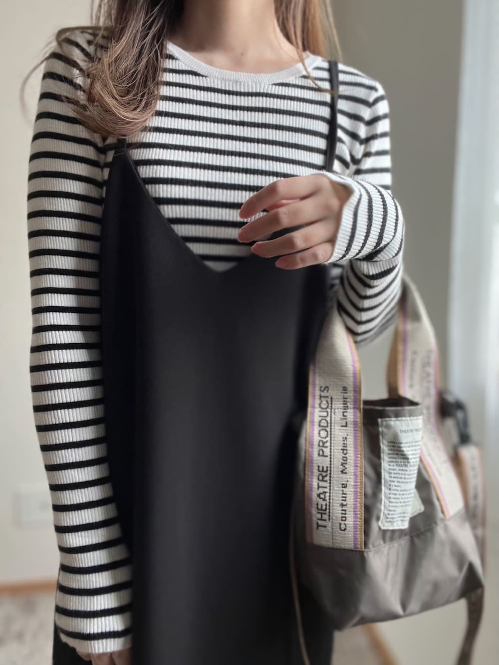 ブラック系のワンピース/ドレス、ブラック系のスニーカーを着用したレディースの春コーディネートの3枚目の写真