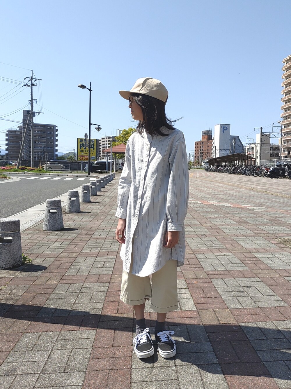 ブラック系のスニーカー、ホワイト系のその他パンツ、ブルー系のワンピースを着用したキッズの春コーディネートの2枚目の写真