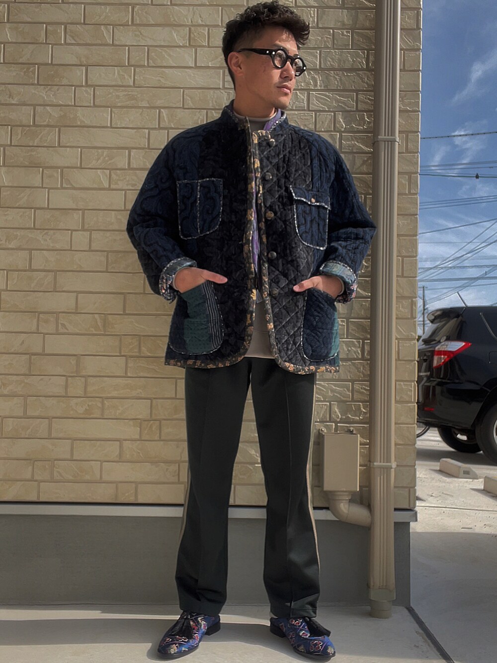 ブルー系のジャケット/アウター、ベージュ系のスウェット、グリーン系のその他パンツを着用したメンズの冬コーディネートの2枚目の写真