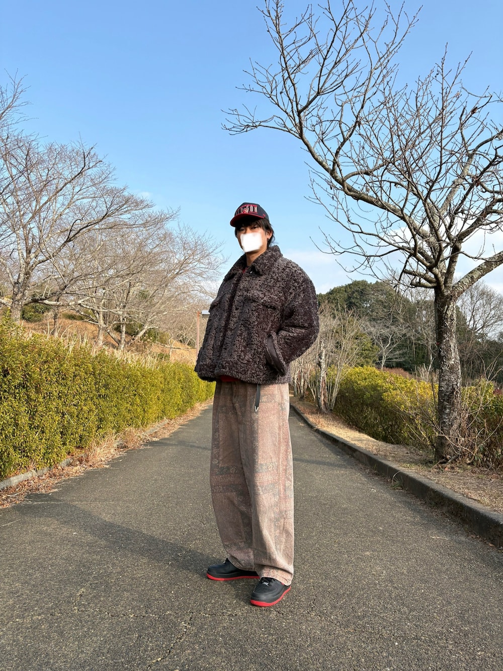 レッド系のスウェット、グレー系のブルゾン、その他のその他パンツを着用したメンズの冬コーディネートの2枚目の写真